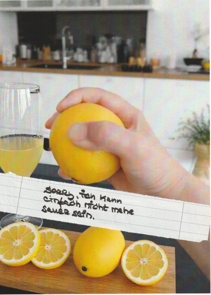 Zu sehen ist eine Hand, die eine Zitrone ausquetscht. Im Hintergrund eine Küche mit noch mehr Zitronen. Untertitel: Ich kann einfach nicht mehr sauer sein