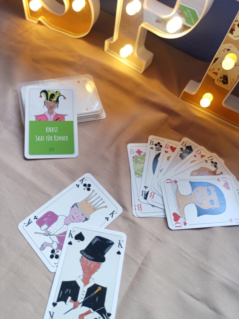 Foto vom ausgebreiteten Kartenspiel Knast