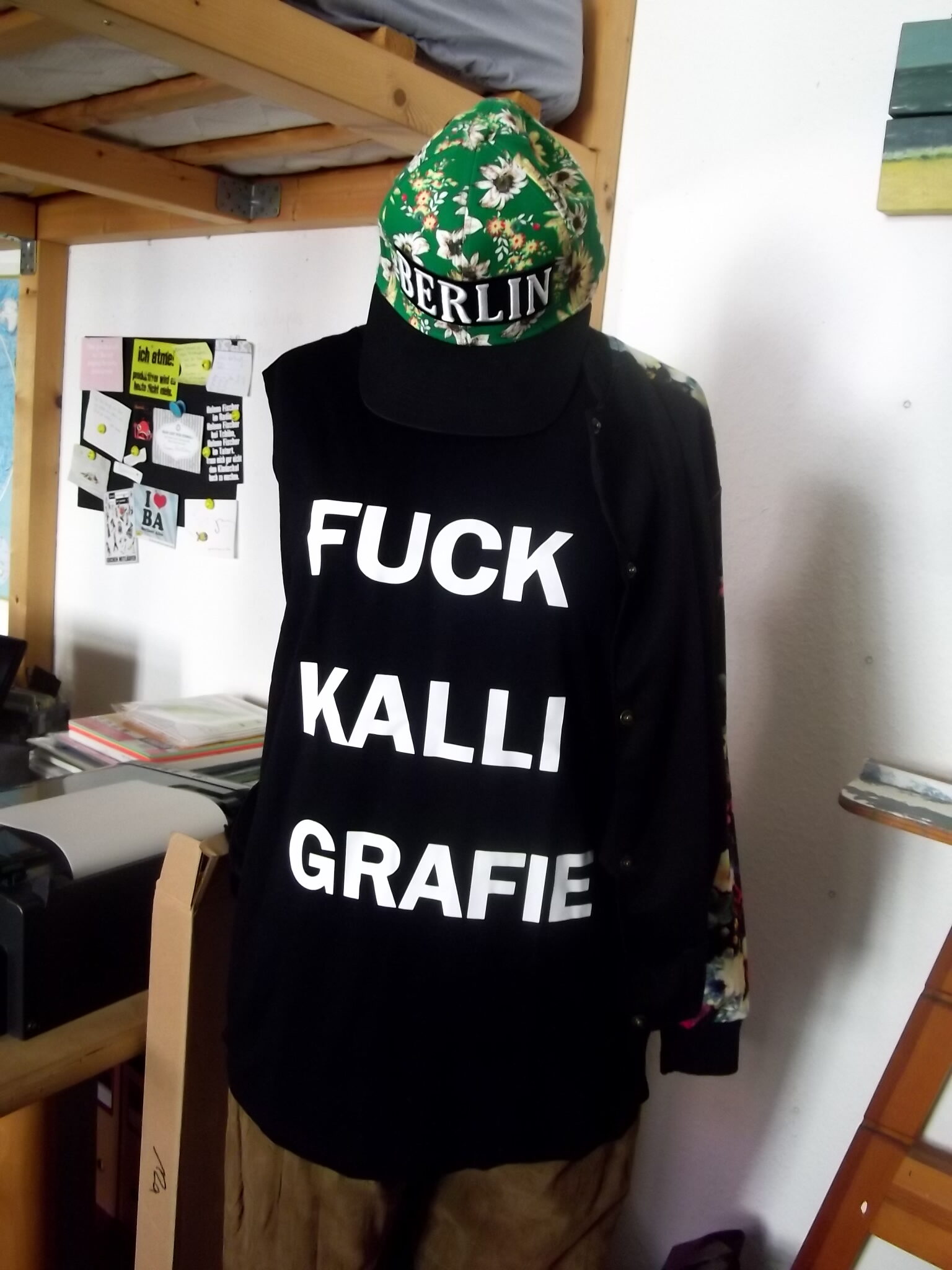 schwarzes langes Top mit lustigem Statement