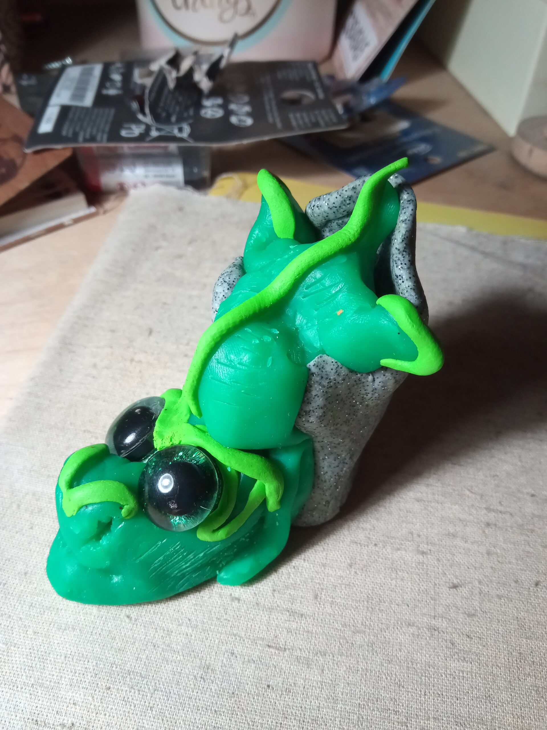 lustiger kleiner Babydrache aus Fimo