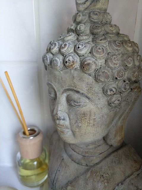 Buddha Statue mit natürlichem Raumduft Diffuser daneben