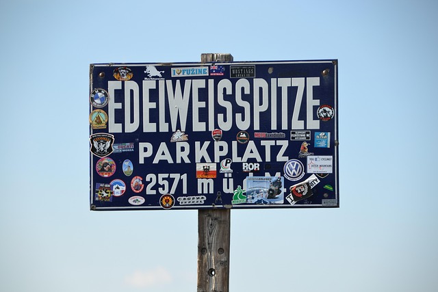 Ortsschild für Touristen voll beklebt mit kleinen Stickern
