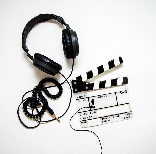 Kopfhörer und Filmklappe liegend arrangiert