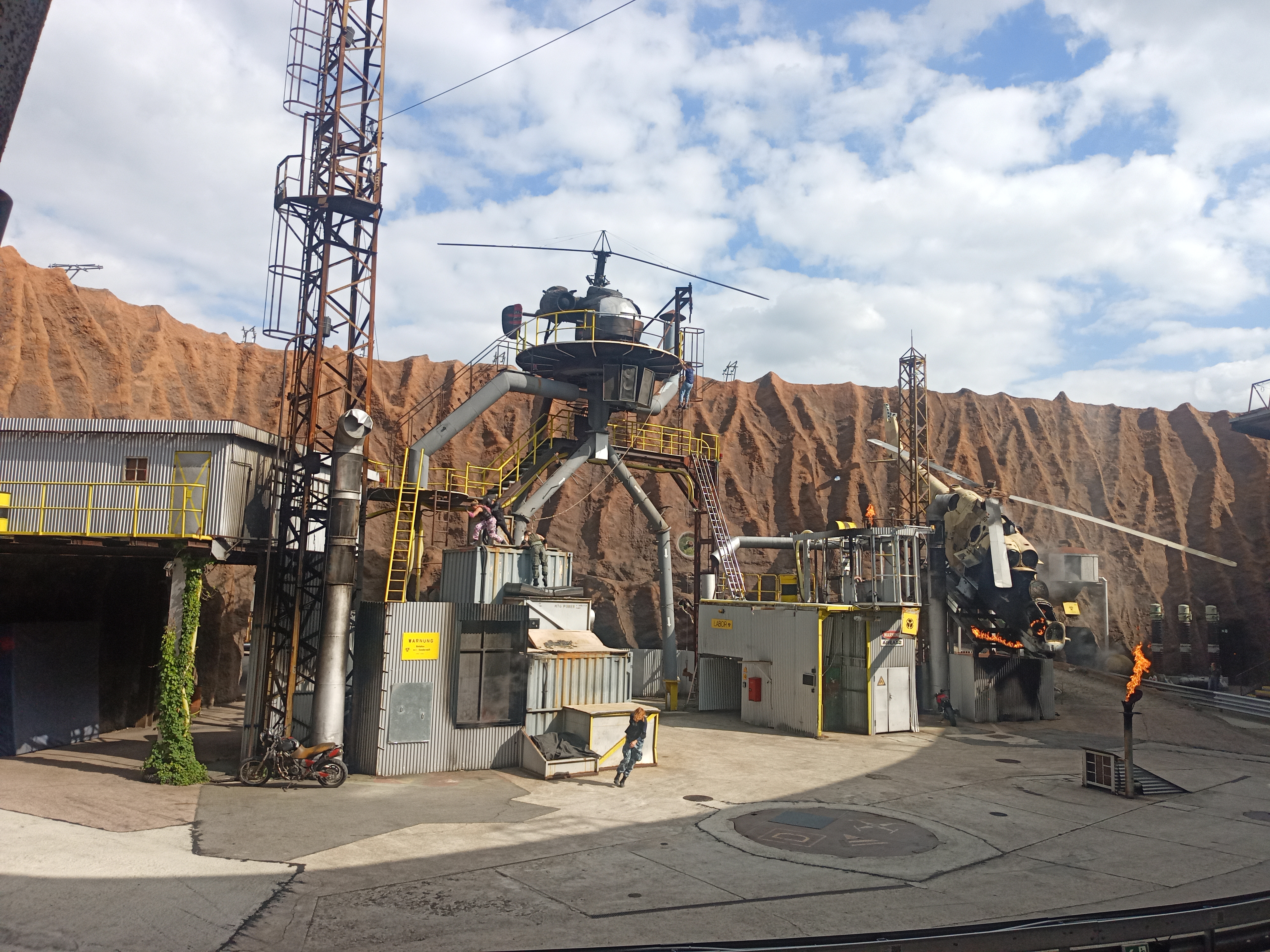 Im inneren des Vulkans, Blick auf das Bühnenbild der Stuntshow